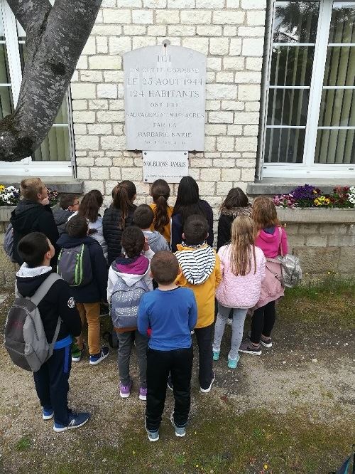 Élèves lors d'une visite scolaire à Maillé, village martyr de la Seconde Guerre mondiale (Indre-et-Loire, 37).
