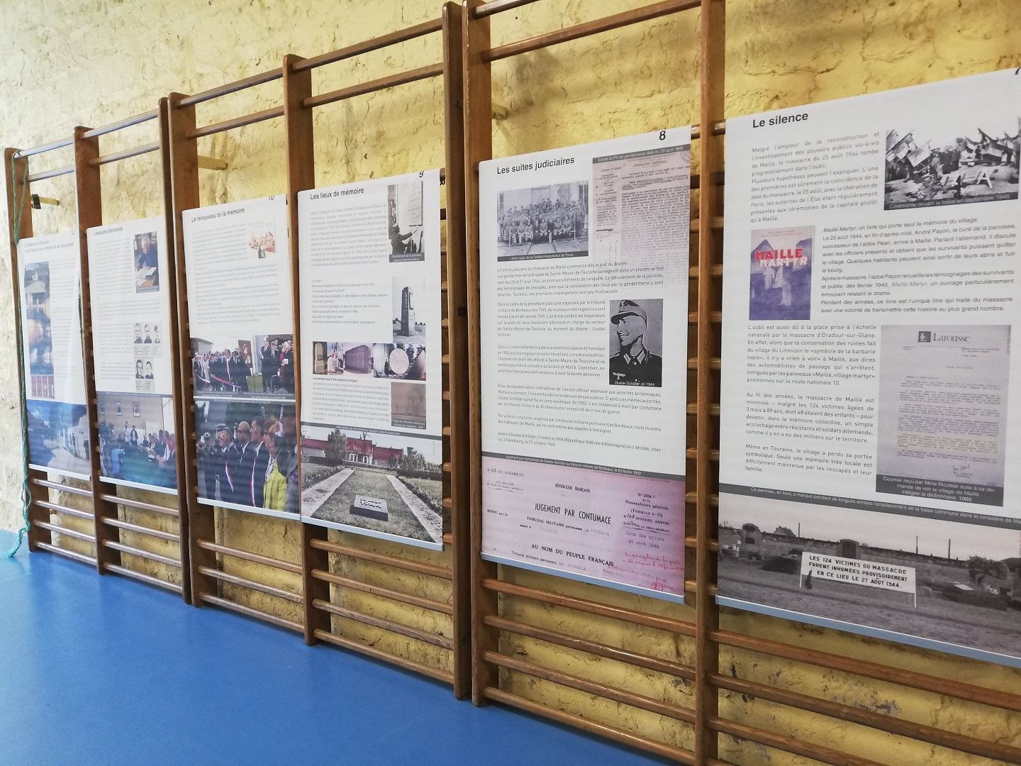 Panneaux de l'exposition itinérante sur le massacre de Maillé, village martyr de la Seconde Guerre mondiale en Touraine, lors d'une intervention 