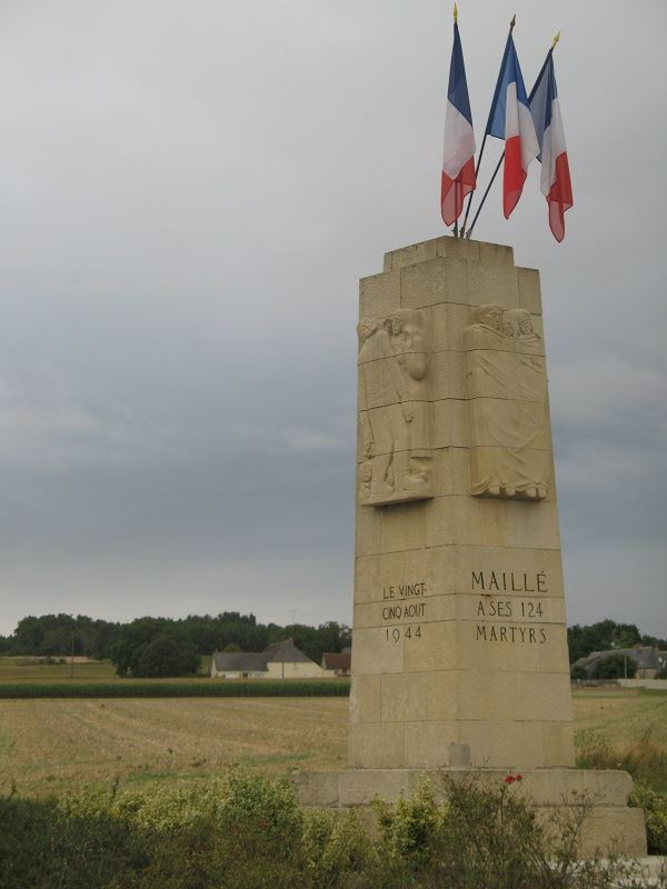 Monument de G. Watkin, sculpteur, Paul Chalumeau et Philippe Mondineau, architectes, sur la route nationale 10 du village de Maillé (Indre-et-Loire, 37).