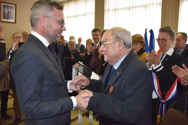 Michael Roth remettant la croix fédérale du Mérite de la République fédérale d’Allemagne à Serge Martin, rescapé du massacre de Maillé (Indre-et-Loire, 37).